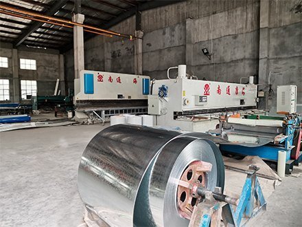 彩鋼折彎件生產(chǎn)車間